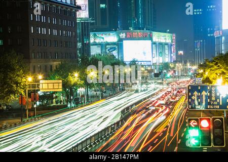 Percorsi leggeri di auto di notte a Shanghai, Cina, Asia Foto Stock