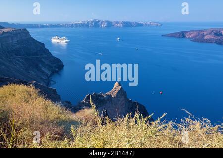 Santorini - la vista sui ceci per caldera con le crociere e Nea Kameni Island. Foto Stock