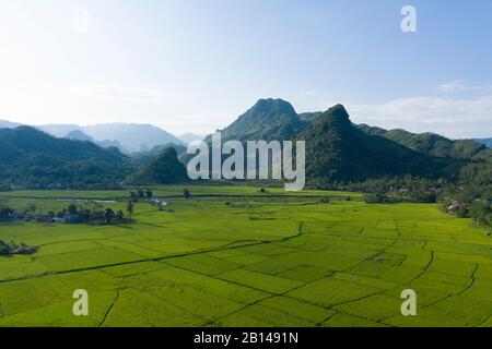 Montagne impressionanti con il fiume e risaie vicino Hanoi, Vietnam Foto Stock