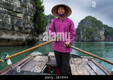 Gita in barca ai villaggi galleggianti (n Halong Bay, Vietnam Foto Stock