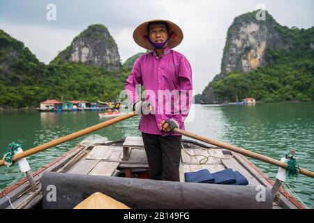 Gita in barca ai villaggi galleggianti (n Halong Bay, Vietnam Foto Stock