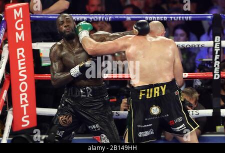 Deontay Wilder (a sinistra) e Tyson Fury durante il World Boxing Council World Heavy Title si scatenano all'MGM Grand di Las Vegas. Foto Stock