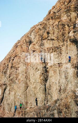 Scalatori di roccia su un muro di pietra a El Chalten, Argentina Foto Stock