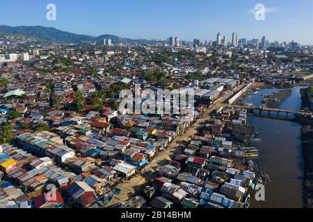 Veduta aerea di una comunità di Badjao nella periferia urbana di Cebu City, Filippine. Come gruppo etnico tribale marinaro, la principale attività del Badjao Foto Stock