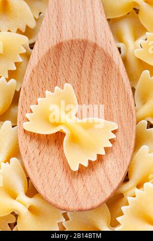 FARFALLE pasta in legno cucchiaio fondo pieno cornice. Foto Stock