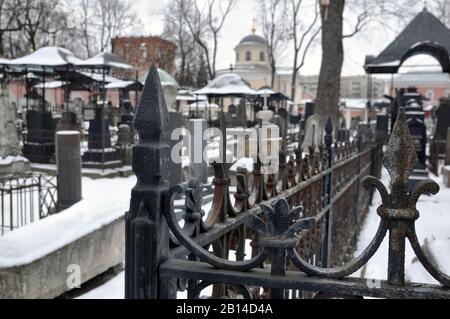 Monastero di Donskoy a Mosca in inverno, un'antica necropoli. Viaggi, turismo Foto Stock