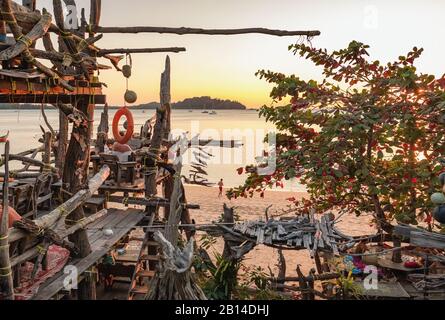 Famoso Hippie Bar realizzato da driftwood su Ko Phayam island Foto Stock