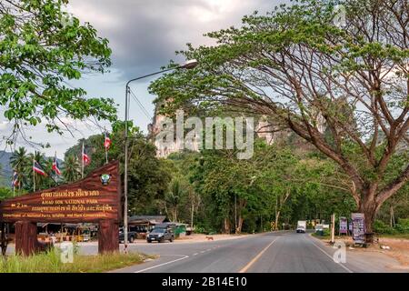 Strada e l'ingresso principale al Parco Nazionale Khao Sok, provincia di Surat Thani, Thailandia. Foto Stock