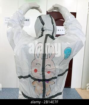 (200223) -- WUHAN, 23 febbraio 2020 (Xinhua) -- la foto Non Data mostra un personale medico che mostra il disegno sulla tuta protettiva presso il reparto di isolamento dei bambini infettati con la nuova polmonite da coronavirus nel Wuhan Children's Hospital di Wuhan, nella provincia dell'Hubei nella Cina centrale. Al reparto di isolamento dei bambini infettati con la nuova polmonite da coronavirus nel Wuhan Children's Hospital, molti bambini avevano paura di vedere il personale medico avvolto in tute protettive. Wang Jia, un infermiere dell'ospedale che ama disegnare, ha fornito l'idea di disegnare cartoni animati sulle tute protettive e invitare i bambini t Foto Stock