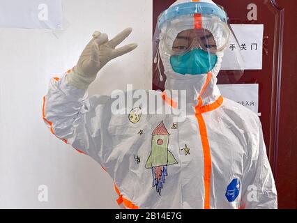 (200223) -- WUHAN, 23 febbraio 2020 (Xinhua) -- la foto Non Data mostra un membro dello staff medico che mostra il disegno sulla tuta protettiva presso il reparto di isolamento dei bambini infettati con la nuova polmonite da coronavirus nel Wuhan Children's Hospital di Wuhan, nella provincia Hubei della Cina centrale. Al reparto di isolamento dei bambini infettati con la nuova polmonite da coronavirus nel Wuhan Children's Hospital, molti bambini avevano paura di vedere il personale medico avvolto in tute protettive. Wang Jia, infermiera dell'ospedale che ama disegnare, ha fornito l'idea di disegnare cartoni animati sulle tute protettive e invitare chi Foto Stock