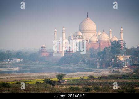 Vista generale del Taj Mahal, Agra, India, Asia Foto Stock