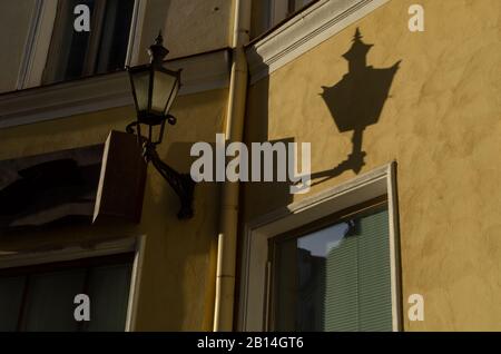 Lanterna retrò su una delle strade della città vecchia di Tallinn Foto Stock