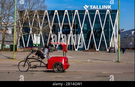 20 Aprile 2018, Tallinn, Estonia. Ragazza rickshaw al terminal dei traghetti di Tallink a Tallinn. Foto Stock