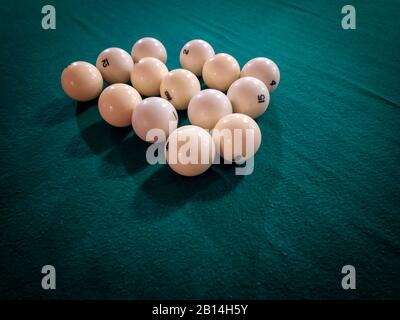 Tavolo da biliardo da vicino. Giocare a biliardo. Biliardo palle sul tavolo da biliardo verde. Foto Stock