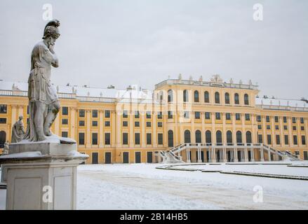 Vienna, AUSTRIA - 15 GENNAIO 2013: Il palazzo di Schonbrunn in inverno. Foto Stock