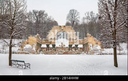 Vienna, AUSTRIA - 15 GENNAIO 2013: Rovine nei giardini del palazzo di Schonbrunn in inverno. L'edificio è stato progettato dall'architetto Johann Ferdinand Hetzendor Foto Stock