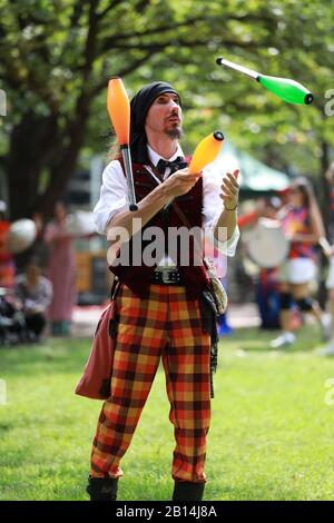 Canberra, Australia. 22nd Feb, 2020. Un uomo si esibisce in giocoleria al 2020 National Multicultural Festival di Canberra, Australia, 22 febbraio 2020. Il festival, che si tiene dal 21 al 23 febbraio a Canberra, ha fornito un palcoscenico a diverse culture in tutto il mondo e ha attirato i visitatori con musica, spettacoli di danza e cibo delizioso. Credit: Chu Chen/Xinhua/Alamy Live News Foto Stock