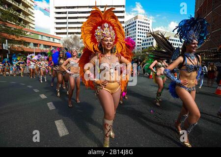 Canberra, Australia. 22nd Feb, 2020. La gente esibir la danza samba brasiliana nella parata al Festival Multiculturale Nazionale 2020 a Canberra, Australia, 22 febbraio 2020. Il festival, che si tiene dal 21 al 23 febbraio a Canberra, ha fornito un palcoscenico a diverse culture in tutto il mondo e ha attirato i visitatori con musica, spettacoli di danza e cibo delizioso. Credit: Chu Chen/Xinhua/Alamy Live News Foto Stock