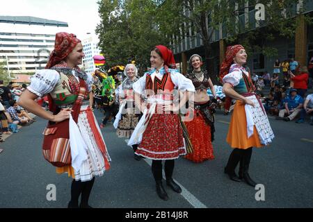 Canberra, Australia. 22nd Feb, 2020. La gente suona la danza popolare polacca nella parata al 2020 National Multicultural Festival a Canberra, Australia, 22 febbraio 2020. Il festival, che si tiene dal 21 al 23 febbraio a Canberra, ha fornito un palcoscenico a diverse culture in tutto il mondo e ha attirato i visitatori con musica, spettacoli di danza e cibo delizioso. Credit: Chu Chen/Xinhua/Alamy Live News Foto Stock