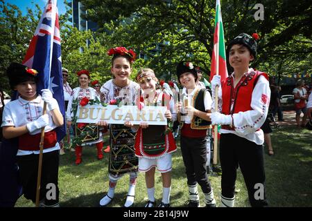 Canberra, Australia. 22nd Feb, 2020. I giovani artisti bulgari si presentano per una foto al 2020 National Multicultural Festival di Canberra, Australia, 22 febbraio 2020. Il festival, che si tiene dal 21 al 23 febbraio a Canberra, ha fornito un palcoscenico a diverse culture in tutto il mondo e ha attirato i visitatori con musica, spettacoli di danza e cibo delizioso. Credit: Chu Chen/Xinhua/Alamy Live News Foto Stock