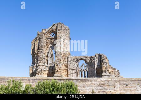 Le rovine dell'abbazia di Whitby nello Yorkshire, nell'Inghilterra settentrionale. L'abbazia era originariamente un monastero cristiano che divenne in seguito un'abbazia benedettina. Foto Stock