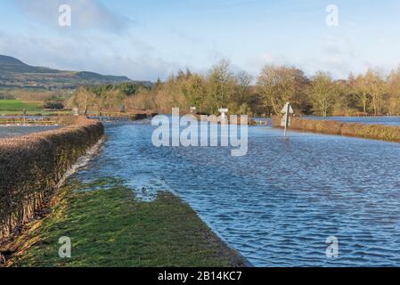 Strada allagata, la A684, a Wensley nel North Yorkshire Foto Stock