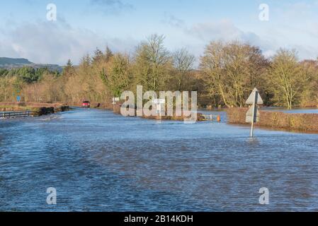 Strada allagata, la A684, a Wensley nel North Yorkshire Foto Stock