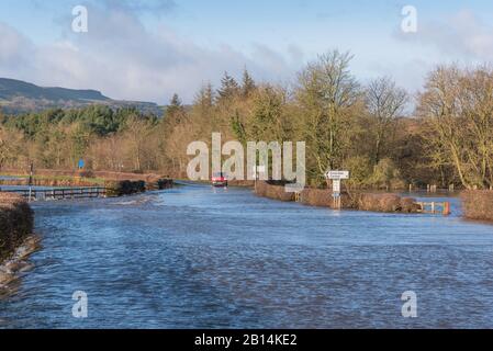 Strada allagata, la A684, a Wensley nel North Yorkshire Foto Stock