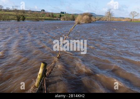 Campi allagati dal ponte di Middleham nel North Yorkshire Foto Stock