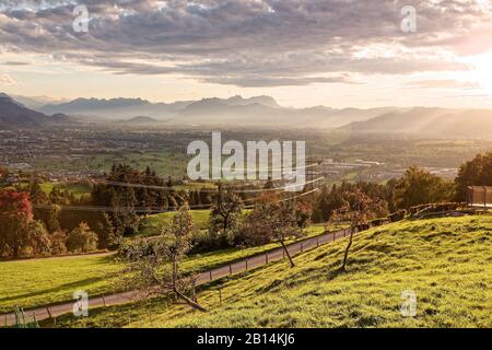 Vedute del tramonto da Dreilaenderblick (Vista Tre Terre) punto - Dornbirn, Vorarlberg, Austria Foto Stock