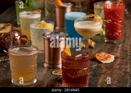 Molti cocktail multicolore con colori diversi Foto Stock