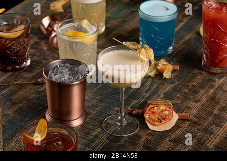 Molti cocktail multicolore con colori diversi Foto Stock