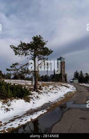 Paesaggio del punto più alto della Foresta Nera Hornisgrende in inverno con neve e cielo blu con nuvole, Baden-Wuerttemberg, Germania, Europa Foto Stock