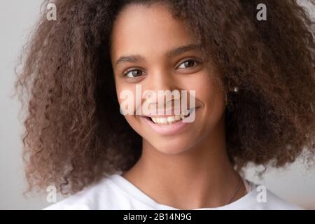 Ritratto headshot di ragazza teen afroamericana che guarda la macchina fotografica Foto Stock