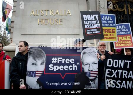 Londra, febbraio 22nd 2020. Rally al di fuori dell'ambasciata australiana per opporsi all'estradizione verso gli Stati Uniti di Julian Assange che è in prigione di Belmarsh Foto Stock