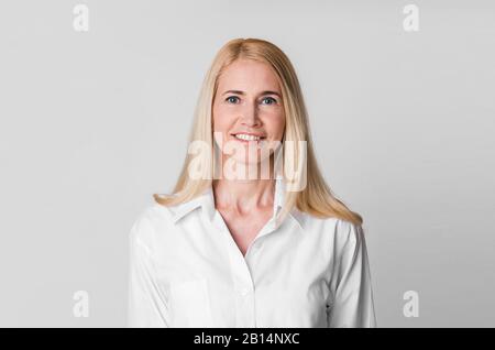Bellezza naturale. Donna di mezza età sorridente alla macchina fotografica Foto Stock