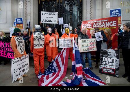 Londra, febbraio 22nd 2020. Rally al di fuori dell'ambasciata australiana per opporsi all'estradizione verso gli Stati Uniti di Julian Assange che è in prigione di Belmarsh Foto Stock