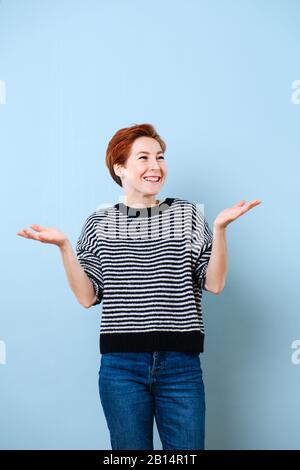 Ritratto di una allegra donna di mezza età con capelli corti allo zenzero. Foto Stock