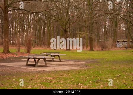 Tavoli da ping pong pubblici nel parco Tiergarten di Berlino Foto Stock