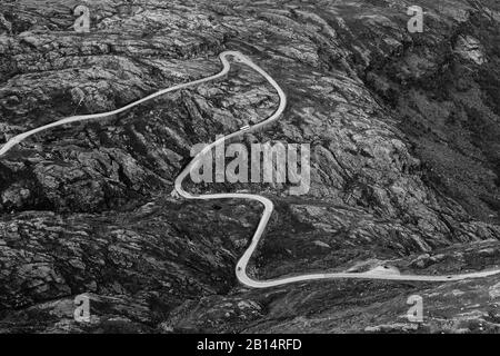 Geiranger Walkway. Questo è ciò che sembra in cima guardando lontano dal famoso fiordo. Foto Stock