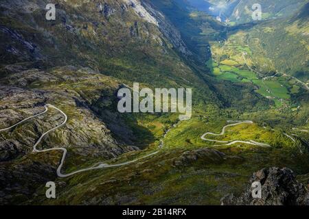 Geiranger Walkway. Questo è ciò che sembra in cima guardando lontano dal famoso fiordo. Foto Stock