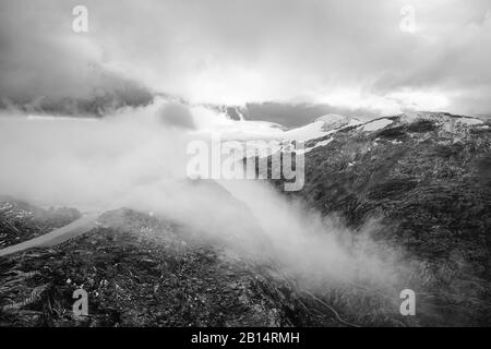 Geiranger Walkway. Questo è ciò che sembra in cima guardando lontano dal famoso fiordo. Foto Stock