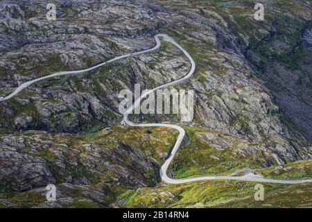 Geiranger Walkway. Questo è ciò che sembra in cima guardando lontano dal famoso fiordo. Foto Stock