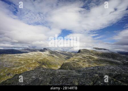 Geiranger Walkway. Questo è ciò che sembra in cima guardando lontano dal famoso fiordo. Foto Stock