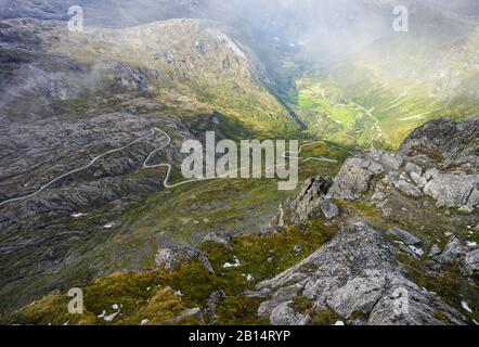 Geiranger Walkway. Questo è ciò che sembra in cima guardando lontano dal famoso fiordo. Foto Stock