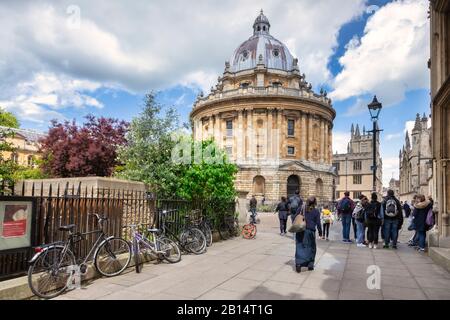 6 Giugno 2019: Oxford, Regno Unito - turisti in Radcliffe Camera, famosa libreria accademico attaccato all università di Oxford, progettato da James Gibbs in neo-clas Foto Stock