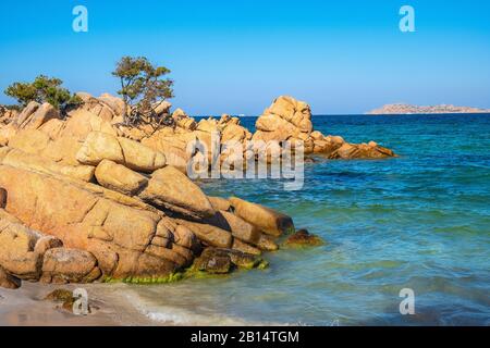 Vista panoramica della Costa Smeralda - Costa Smeralda - mare in spiaggia Capriccioli e località sulla costa tirrenica in Sardegna, Italia Foto Stock