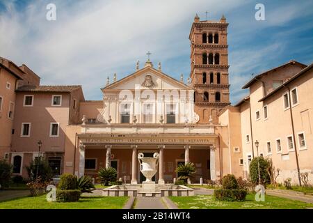 Roma - la chiesa di Santa Cecilia e l'atrio con la fontana. Foto Stock