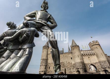 Statua di Lange Wapper di fronte al castello Di Het Steen 13th Secolo. Foto Stock