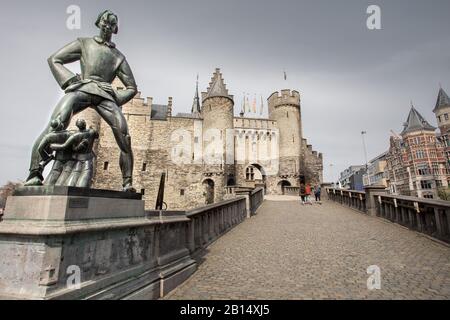 Statua di Lange Wapper di fronte a Het Steen 13th Secolo Cast. Foto Stock